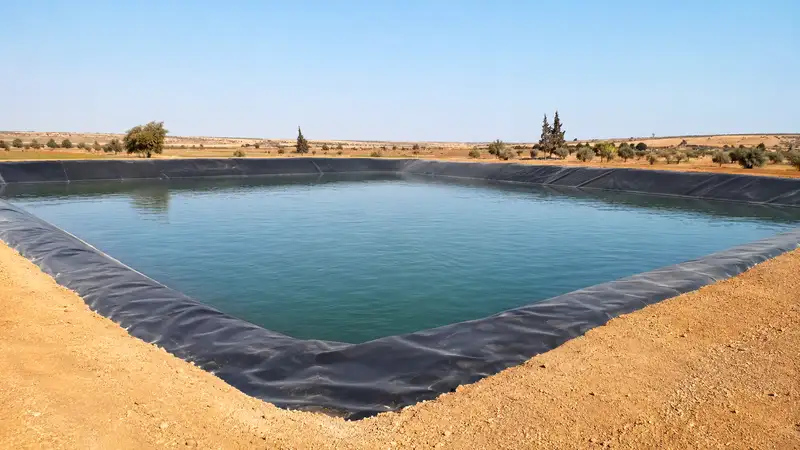Bassin piscicole étanchéifié avec une géomembrane au Maroc